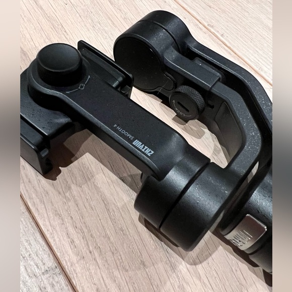 Zhiyun Smooth 4 gimbal - Picture 2 of 3